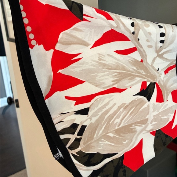 Beautiful pullover top - Picture 5 of 5